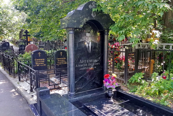 Большой вертикальный памятник с колоннами