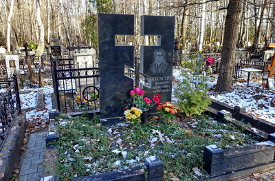 Прямоугольный памятник с православным крестом на просвет