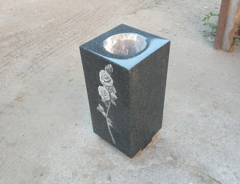 Гравировка на гранитной вазе и упаковка для доставки